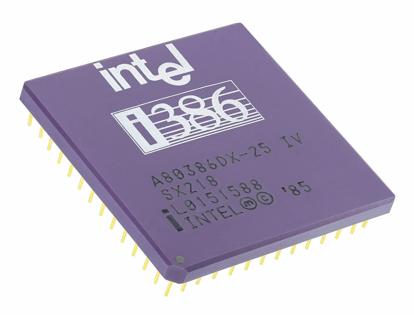Un microprocesor Intel 386 într-o capsulă ceramică mov, cu pini aurii, pe fundal alb.