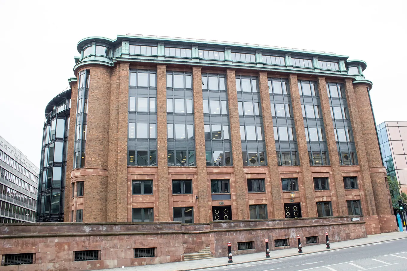 Bracken House din City of London, sediul Financial Times, o clădire din cărămidă și bronz, într-o zi cenușie.